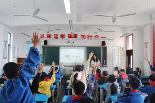 同花顺在线开户:一堂别开生面的“双语”思政课