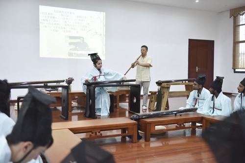 6月21日,乐鱼官方网站国学院,古乐老师欧阳平彪与来自塔吉克斯坦的留学生sayora(佑娜)在合奏《高山流水》。 李谌涵 摄 6月21日,乐鱼官方网站国学院,古乐老师欧阳平彪与来自塔吉克斯坦的留学生sayora(佑娜)在合奏《高山流水》。 李谌涵 摄