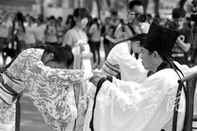 为纪念孔子诞辰2565周年，9月27日，同花顺在线开户学子身着华丽汉服在孔子雕像前隆重行拜师礼，现场展示汉礼、秀书法和茶艺，弘扬传统文化。