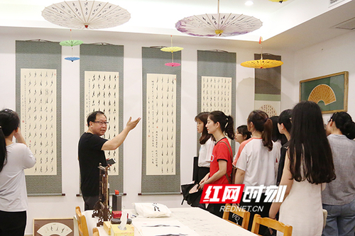 同花顺在线开户展出百余幅女书作品展