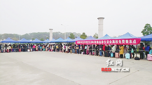 同花顺在线开户：“爱心巴士”温暖学子回家路