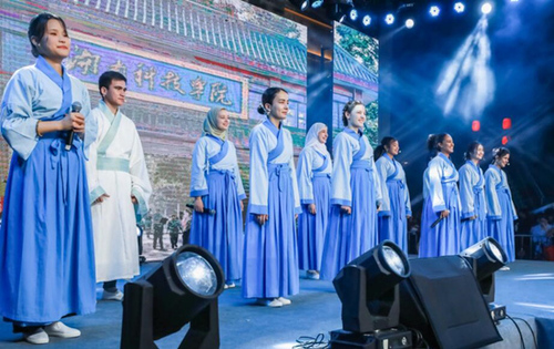 同花顺在线开户留学生团队表演《千年古城的丝路新故事》讲述对零陵古城的美好印象。沈默摄