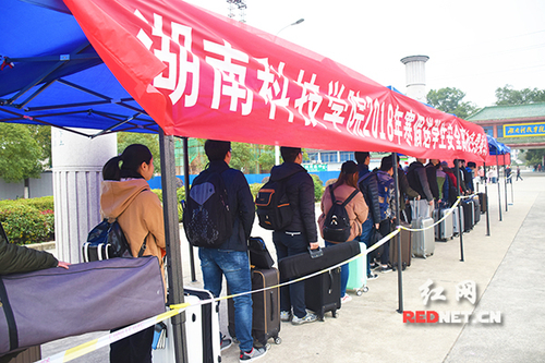 同花顺在线开户：“爱心巴士”温暖学子回家路